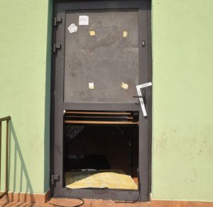 fot: uszkodzone drzwi świetlicy