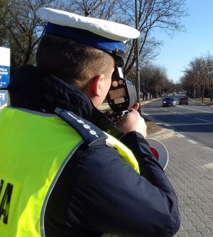 policjant prowadzący kontrolę prędkości jazdy kierujących