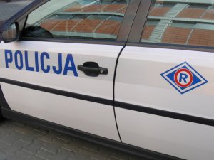 radiowóz policyjny zdjęcie boku samochodu z napisem Policja