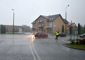 policjant na skrzyżowaniu kieruje ruchem po zdarzeniu drogowym przy ul. Słowackiego
