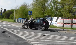 zdjęcie z miejsca wypadku, rozbity samochód