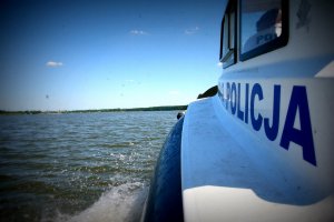 policyjna łódź nad zalewem Zemborzyckim