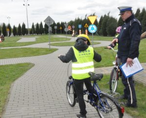 fot.: zmagania rowerzysty podczas eliminacji powiatowych Turnieju Bezpieczeństwa w Ruchu Drogowym