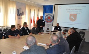 fot. debata z udziałem łukowskich policjantów