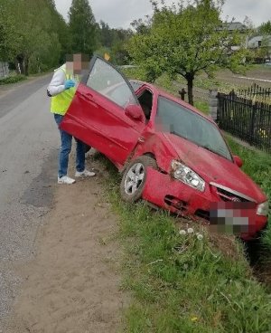 porzucony rozbity samochód