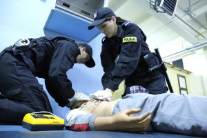 Dwie policjantki podczas zawodów udzielają kwalifikowanej pierwszej pomocy.