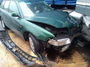 rozbite auto biorące udział w wypadku