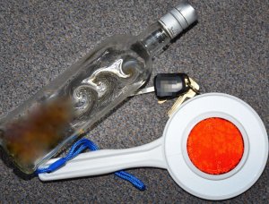 butelka po alkoholu i kluczyki do samochodu