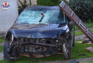 fot. zdewastowany przez 23-latka samochód