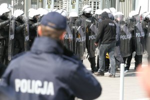 fot. poglądowa: policjanci podczas zabezpieczania meczu