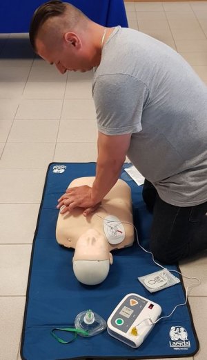 prowadzenie resuscytacji za pomocą AED