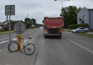 rower i samochód ciężarowy
