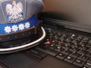 czapka policyjna leżąca na laptopie
