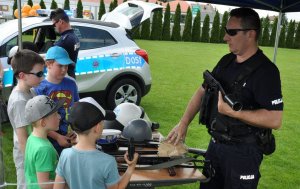 Policjant pokazujący dzieciom broń