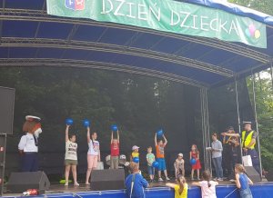 dzieci na scenie podczas konkursu