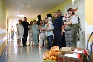 fot. wspólne zdjęcie policjantów, dzieci i ich rodziców oraz personelu szpitala