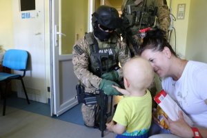 fot. policyjny kontrterrorysta wita się z małym pacjentem