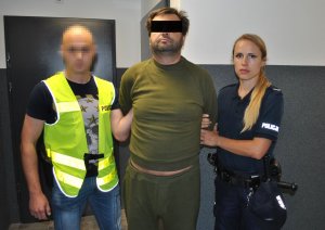 fot. Zatrzymany doprowadzony przez policjantów na przesłuchanie