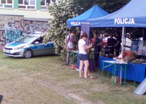 fot. policyjny radiowóz i stoisko na festynie rodzinnym