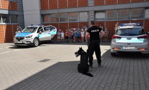 policjant przewodnik psa opowiada o pracy dzieciom