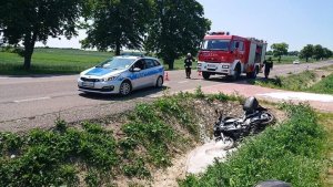 fot. zdarzenie drogowe z udziałem motocyklisty w miejscowości Struża.