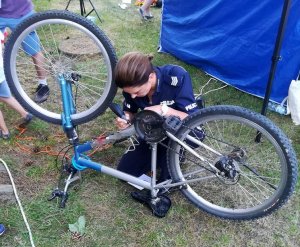 fot. znakowanie rowerów przez policjantkę