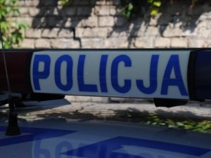 Zainstalowana na dachu radiowozu lampa z podświetlanym napisem "Policja"