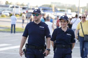 policjanci patrolujący okolice stadionu