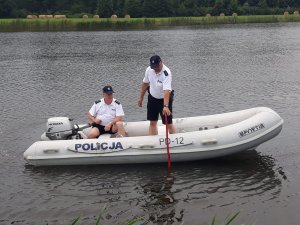 policjanci na łodzi