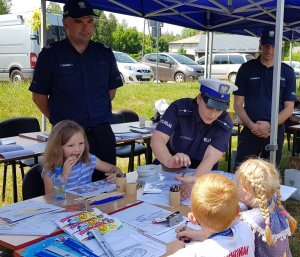 dzieci podczas oglądania policyjnego stoiska