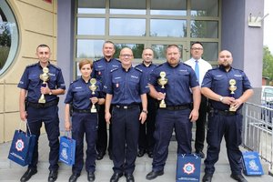 Zastępca Komendanta Wojewódzkiego Policji w Lublinie insp. Radek Bąchór w otoczeniu najlepszych dzielnicowych.