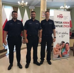 fot. policjanci na akcji honorowego krwiodawstwa