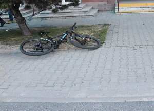 rower leży na chodniku
