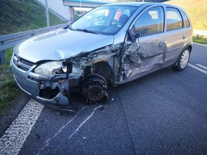 rozbity samochód marki Opel