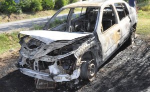 fot. samochód podpalony przez 61-latka