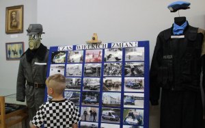 fot. dziecko ogląda policyjną wystawę