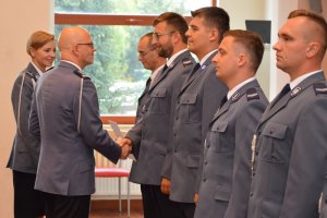 Zastępca KWP w Lublinie wręcza awanse policjantom