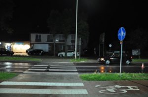 Zdjęcie poglądowe wypadku drogowego z udziałem pieszego. Na zdjęciu uwidoczniono oznakowane przejście dla pieszych oraz oznakowaną drogę dla rowerzystów.