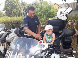 policjant pokazuje motocykl policyjny