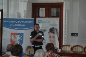 Naczelnik WRD lubartowskiej komendy informuje seniorów o zdarzeniach na terenie powiatu