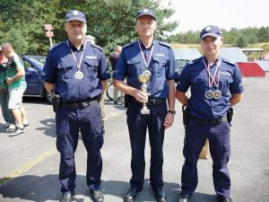 policjanci reprezentujący KMP w Białej Podlaskiej z Pucharem w ręku