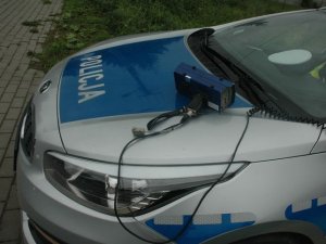 policyjny miernik prędkości leżący na masce radiowozu