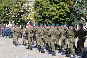 fot. kompanie honorowe służb na placu pod archikatedrą