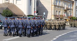 fot. defilada z udziałem służb mundurowych