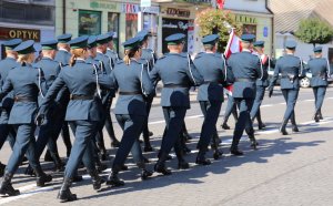 fot. przemarsz kompanii honorowych na Plac Zamkowy
