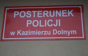 fot.: tabliczka z napisem Posterunek Policji w Kazimierzu Dolnym