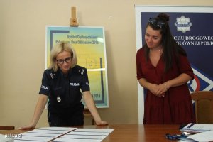 zdjęcie przedstawia końcową część pracy komisji. Na stole leżą prace.