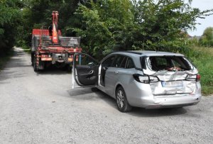 fot. na poboczu rozbity opel  oraz samochód ciężarowy - pojazdy biorące udział w zdarzeniu