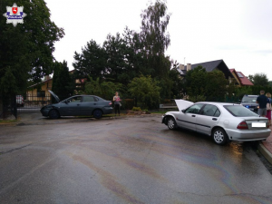 Pojazd marki seat i honda stojące na skrzyżowaniu w Puchaczowie