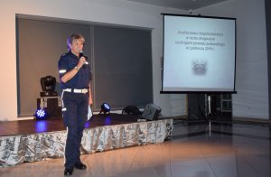 fot. policjantka podczas programu „Bezpiecznie – chce się żyć” w Puławach